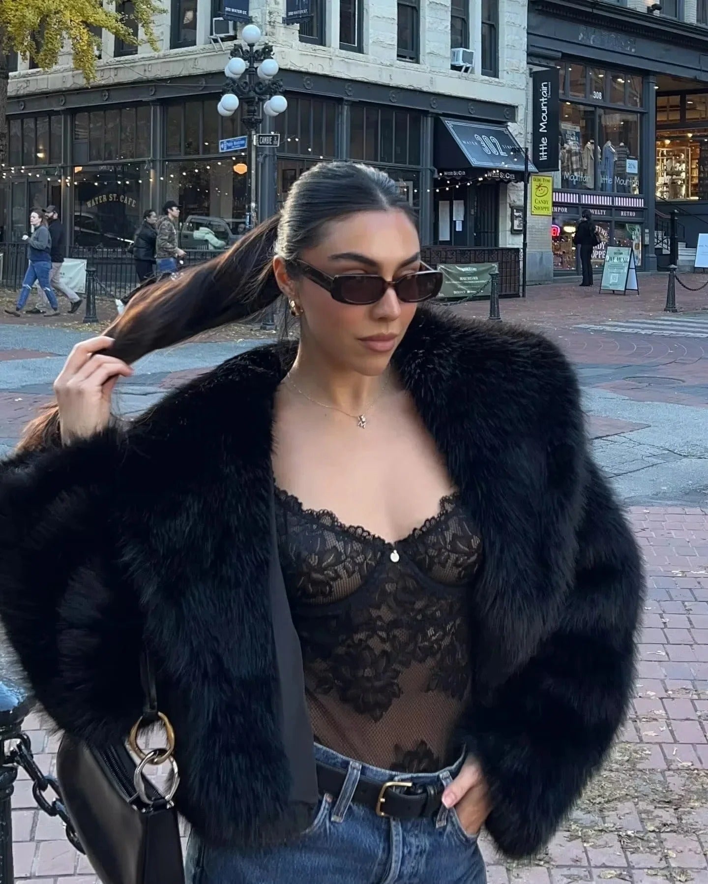 Casaco Sabrina felpuda e gola ampla