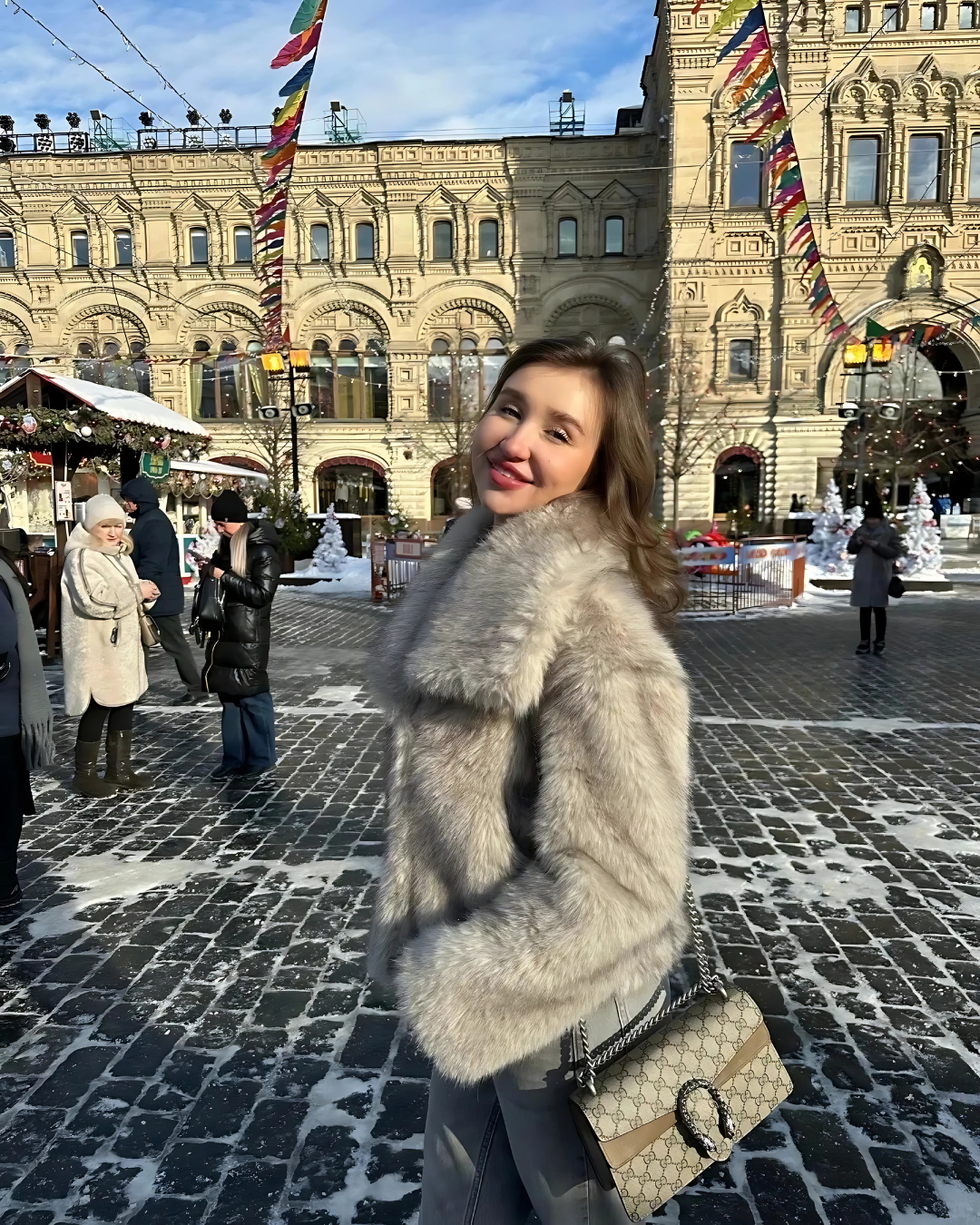 Casaco Sabrina felpuda e gola ampla